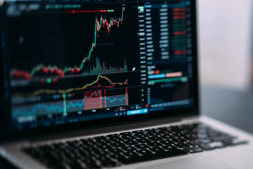 Panel de trading con gráficos en un portátil