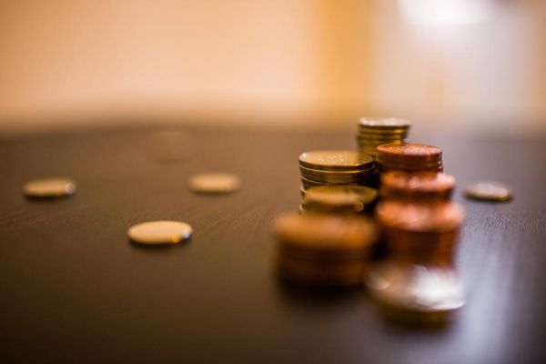 Monedas apiladas representando el crecimiento del interés compuesto