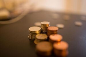 Monedas de dinero representando pérdidas y errores de inversión