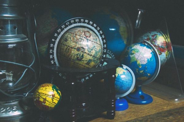 Globos terráqueos representando la inversión en mercados globales