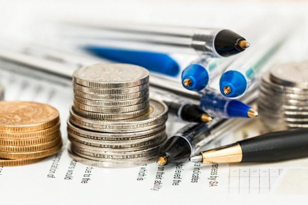 Monedas apiladas representando las comisiones de los fondos