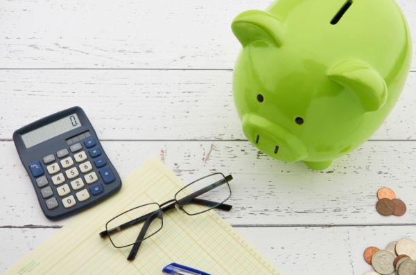 Hucha de cerámica representando el ahorro con poco dinero